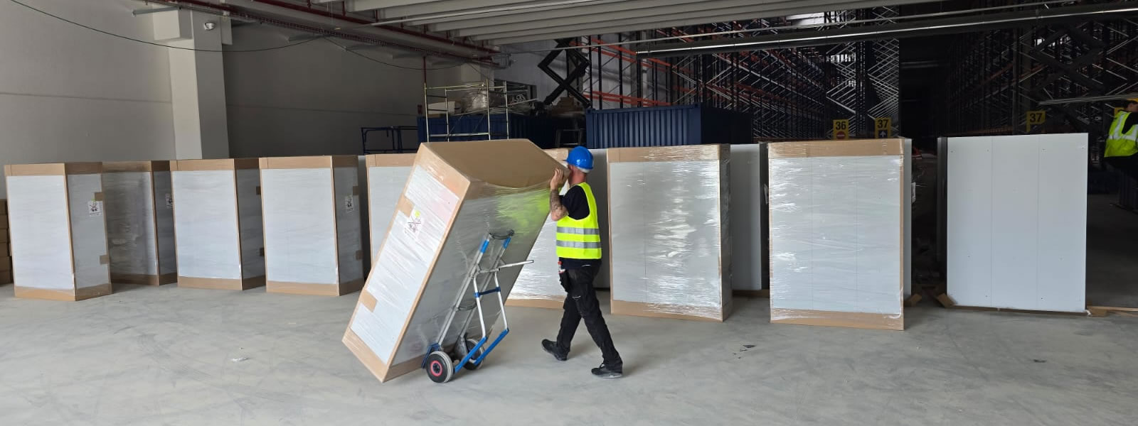 Montage en plaatsing in distributiecentrum Italië – opnieuw in samenwerking met Olssen